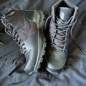 Nike Black Tactical Boots with Padded Collar and Durable Sole